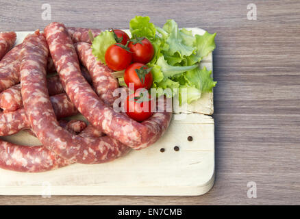 Teller mit Wurst und Gemüse Stockfoto