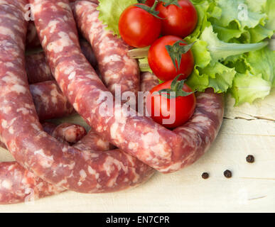 Teller mit Wurst und Gemüse Stockfoto