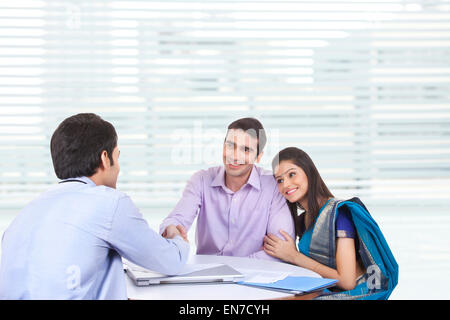Paar Treffen mit Finanzberater Stockfoto