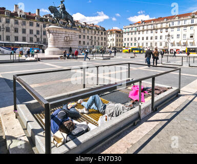 LISSABON PORTUGAL SCHLAFEN RAU AUF DIE METRO WARME LUFT VENTILATOREN AUF DEM PRAÇA DA FIGUEIRA PLATZ Stockfoto