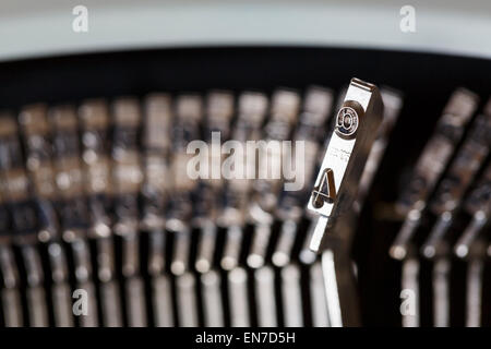 Geben Sie an @-Symbol und Nummer vier auf eine Metall Schreibmaschine auffallende wichtige Differenzierung von unscharfen Keys unscharf hinter. UK Stockfoto
