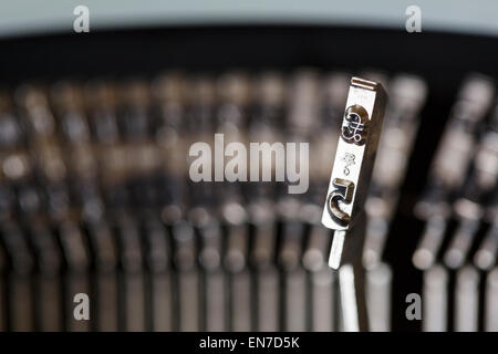 Pfund £ Symbol und Nummer fünf auf eine Metall Schreibmaschine auffallende geben wichtige Differenzierung von unscharfen Keys unscharf hinter. UK Stockfoto