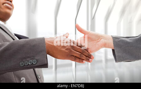 Zusammengesetztes Bild des Kaufmanns gehen eine Hand schütteln Stockfoto