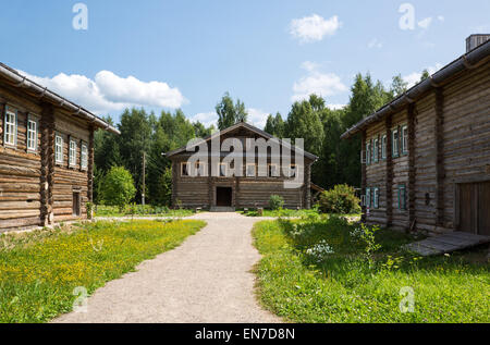 Russland, Gebiet Leningrad, Mandrogy, ein Handwerksdorf am Flussufer Svir, alte Holzhäuser Stockfoto