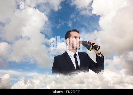 Zusammengesetztes Bild überrascht Kaufmanns stehen und halten Ferngläser Stockfoto