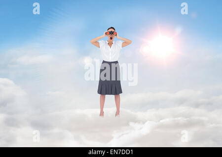 Zusammengesetztes Bild schockiert elegante Geschäftsfrau Blick durch ein Fernglas Stockfoto