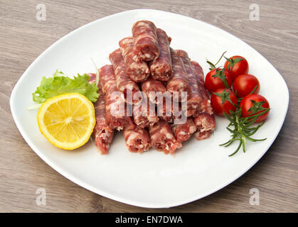 Teller mit Wurst und Gemüse Stockfoto