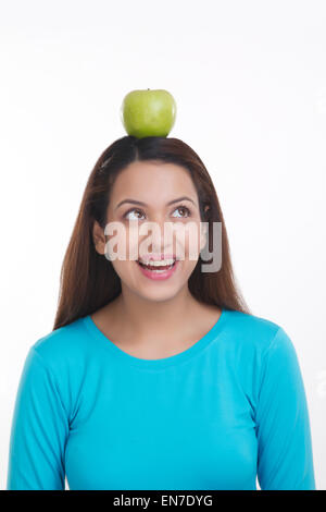 Frau ausgleichende Apfel auf den Kopf Stockfoto