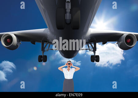 Zusammengesetztes Bild schockiert elegante Geschäftsfrau Blick durch ein Fernglas Stockfoto
