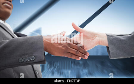 Zusammengesetztes Bild des Kaufmanns gehen eine Hand schütteln Stockfoto