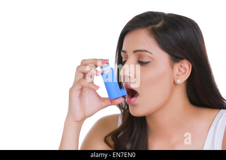 Frau mit Inhalator Stockfoto