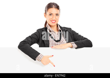 Junge schöne Geschäftsfrau zeigt auf einer leeren Plakatwand mit dem Finger isoliert auf weißem Hintergrund Stockfoto