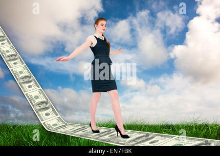 Zusammengesetztes Bild der Geschäftsfrau tun einen Balanceakt Stockfoto