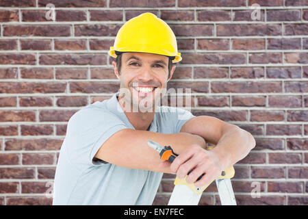 Zusammengesetztes Bild Techniker halten Zange während stützte sich auf Leiter Stockfoto