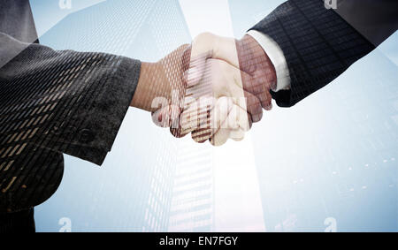Zusammengesetztes Bild des Handshakes zwischen zwei Geschäftsleute Stockfoto