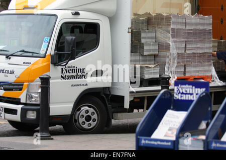 Evening Standard LKW voller Papiere warten außerhalb Charing X entladen werden vom Bahnhof in London, England. Stockfoto