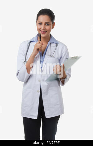 Porträt von weiblichen Arzt lächelnd Stockfoto