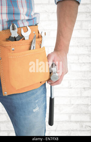Zusammengesetztes Bild der Handwerker tragen Werkzeuggürtel mit gedrückter hammer Stockfoto