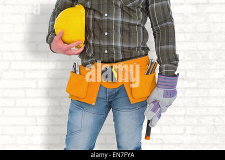 Zusammengesetztes Bild der Arbeiter tragen Werkzeuggürtel halten Sie Handschuhe und Helm Stockfoto