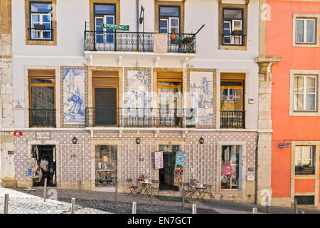 LISSABON PORTUGAL GEFLIESTE WÄNDE MIT SZENEN AUS DER BIBEL IN DER RUA MILAGRE DE SANTO ANTONIO Stockfoto