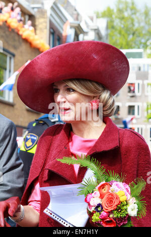 DORDRECHT, Niederlande - 27. April 2015: Prinzessin Maxima der Niederlande Gruß der Öffentlichkeit während ihres Besuchs in Dordrecht an den traditionellen Feierlichkeiten Könige. Bildnachweis: Tony Taylor/Alamy Live-Nachrichten Stockfoto