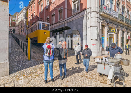 LISSABON PORTUGAL TOURISTEN FOTOGRAFIEREN EINE GELBE STRAßENBAHN AUF DER AVENIDA DA LIBERDADE Stockfoto