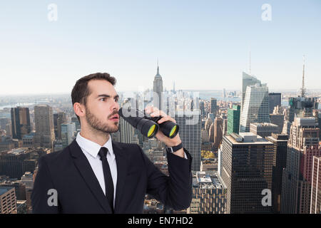 Zusammengesetztes Bild überrascht Kaufmanns stehen und halten Ferngläser Stockfoto