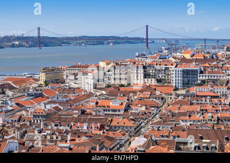LISSABON-PORTUGAL-BLICK ÜBER DIE STADT, DEN TEJO UND DIE ROTE BRÜCKE 25 DE ABRIL Stockfoto