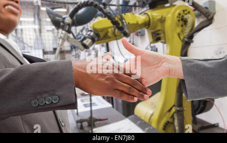 Zusammengesetztes Bild des Kaufmanns gehen eine Hand schütteln Stockfoto