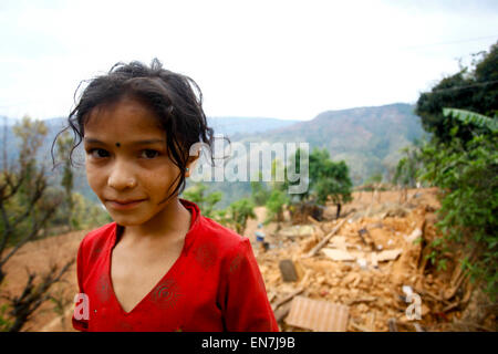 Sindhupalchowk, Nepal. 29. April 2015. Eine Mädchen steht in der Nähe eines zerstörten Hauses nach Erdbeben im Sindhupalchowk Bezirk, Nepal, 29. April 2015. Bis zum Mittag am Mittwoch hatte mehr als 1.376 Menschen bereits tot in Sindhupalchowk Bezirk allein, etwa 100 km entfernt von der Hauptstadt bestätigt, die an China grenzt. © Pratap Thapa/Xinhua/Alamy Live-Nachrichten Stockfoto