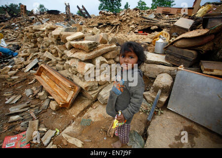 Sindhupalchowk, Nepal. 29. April 2015. Eine Mädchen sammelt Materialien in einem zerstörten Haus nach Erdbeben in Sindhupalchowk Bezirk, Nepal, 29. April 2015. Bis zum Mittag am Mittwoch hatte mehr als 1.376 Menschen bereits tot in Sindhupalchowk Bezirk allein, etwa 100 km entfernt von der Hauptstadt bestätigt, die an China grenzt. © Pratap Thapa/Xinhua/Alamy Live-Nachrichten Stockfoto