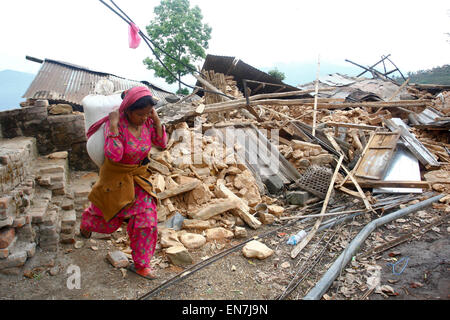 Sindhupalchowk, Nepal. 29. April 2015. Eine Frau trägt Gegenstände aus ihrer Heimat nach Erdbeben im Sindhupalchowk Bezirk, Nepal, 29. April 2015. Bis zum Mittag am Mittwoch hatte mehr als 1.376 Menschen bereits tot in Sindhupalchowk Bezirk allein, etwa 100 km entfernt von der Hauptstadt bestätigt, die an China grenzt. © Pratap Thapa/Xinhua/Alamy Live-Nachrichten Stockfoto