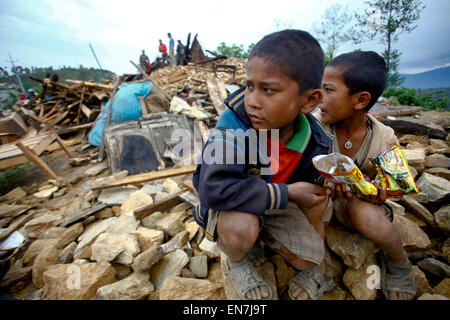 Sindhupalchowk, Nepal. 29. April 2015. Jungs sitzen in ihrem zerstörten Haus nach Erdbeben an Sindhupalchowk Bezirk, Nepal, 29. April 2015. Bis zum Mittag am Mittwoch hatte mehr als 1.376 Menschen bereits tot in Sindhupalchowk Bezirk allein, etwa 100 km entfernt von der Hauptstadt bestätigt, die an China grenzt. © Pratap Thapa/Xinhua/Alamy Live-Nachrichten Stockfoto