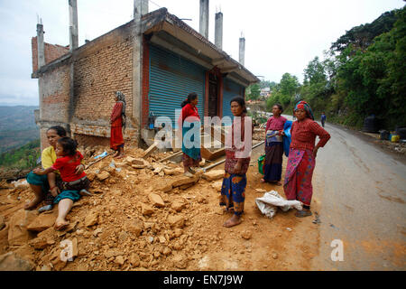 Sindhupalchowk, Nepal. 29. April 2015. Menschen versammeln sich in der Nähe von zerstörten Häusern nach Erdbeben in Sindhupalchowk Bezirk, Nepal, 29. April 2015. Bis zum Mittag am Mittwoch hatte mehr als 1.376 Menschen bereits tot in Sindhupalchowk Bezirk allein, etwa 100 km entfernt von der Hauptstadt bestätigt, die an China grenzt. © Pratap Thapa/Xinhua/Alamy Live-Nachrichten Stockfoto