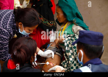 Sindhupalchowk, Nepal. 29. April 2015. Das verletztes Kind wird von einem Arzt in Sindhupalchowk Bezirk, Nepal, 29. April 2015 behandelt. Bis zum Mittag am Mittwoch hatte mehr als 1.376 Menschen bereits tot in Sindhupalchowk Bezirk allein, etwa 100 km entfernt von der Hauptstadt bestätigt, die an China grenzt. © Pratap Thapa/Xinhua/Alamy Live-Nachrichten Stockfoto