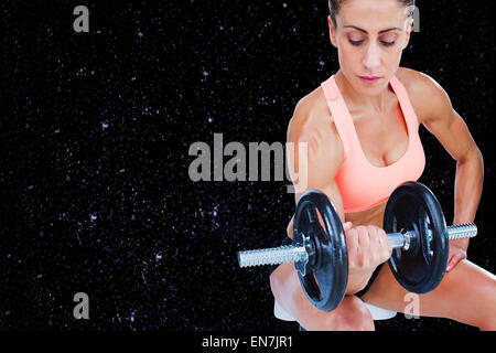 Zusammengesetztes Bild der starken Frau tun Bizeps Curl mit großen Hantel Stockfoto