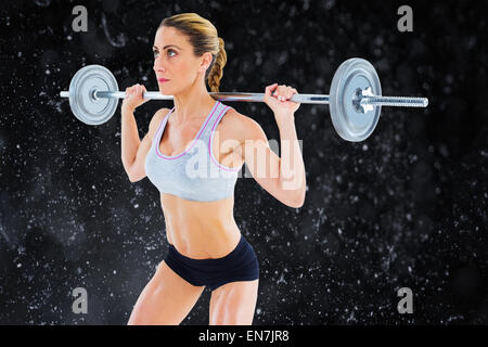 Zusammengesetztes Bild der starken weiblichen Crossfitter Langhantel hinter Kopf anheben Stockfoto