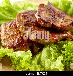 Gegrilltes Schweinefleisch Hals Scheiben auf einem Bett von Salat Stockfoto