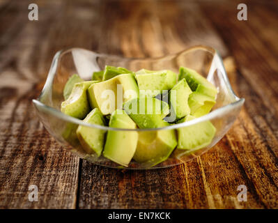 Rohe gehackte Avocado auf einem Holzbrett Stockfoto