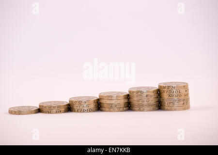 UK-Pfund-Münzen gestapelt in Spalten, die als Symbol für Wachstum Stockfoto