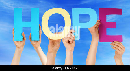Menschen halten bunte gerade Wort Hoffnung Blue Sky Stockfoto