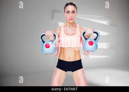 Zusammengesetztes Bild des schweren weiblichen Crossfitter heben kettlebells Stockfoto