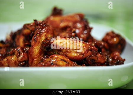 Nahaufnahme von karamellisierten Chicken Wings, thai Rezept Stockfoto