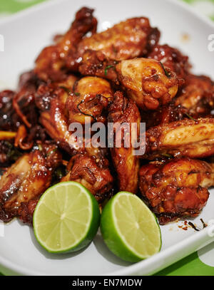 Nahaufnahme von karamellisierten Chicken Wings, thai Rezept Stockfoto