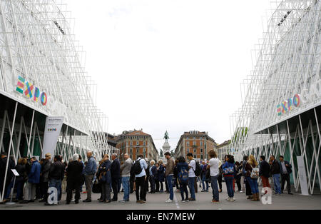 Mailand, Italien. 29. April 2015. Menschen in die Warteschlange für Eintrittskarten für die Expo Milano in Mailand, Italien, am 29. April 2015. Die Expo Milano mit dem Thema "Feeding the Planet, Energy for Life" wird am 1. Mai und dauert bis zum 31. Oktober geöffnet. Bildnachweis: Ye Pingfan/Xinhua/Alamy Live-Nachrichten Stockfoto