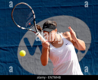 Prag, Tschechische Republik. 29. April 2015. Kroatische Tennisspielerin Ana Konjuh spielt gegen Klara Koukalova (CZE) während das J & T Banka Prague Open Match in Prag, Tschechische Republik, auf Mittwoch, 29. April 2015. © Michal Krumphanzl/CTK Foto/Alamy Live-Nachrichten Stockfoto