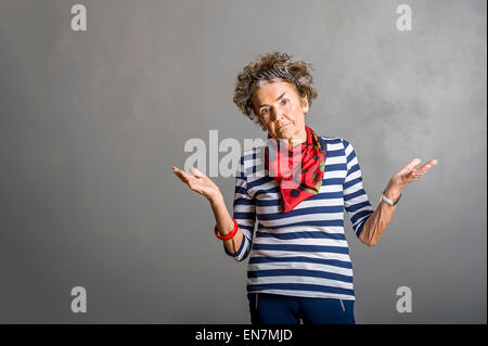 Studioportrait von 83 alte suchen gute weiße senior Frau auf grauem Hintergrund Stockfoto