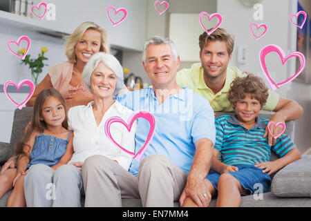 Zusammengesetztes Bild der Fortpflanzungsfähigkeit Familie posiert im Wohnzimmer Stockfoto