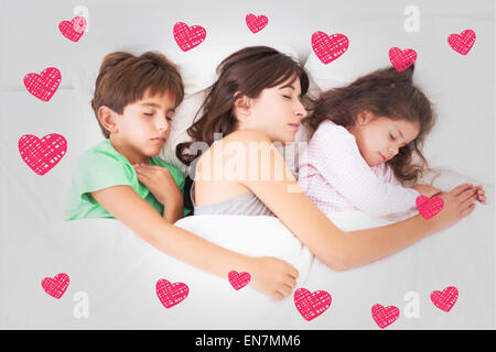 Zusammengesetztes Bild der Mutter mit ihren Kindern schlafen Stockfoto