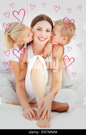 Zusammengesetztes Bild der entzückenden Geschwister ihre Mutter sitzt auf einem Bett küssen Stockfoto